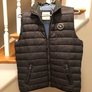Boys Abercrombie vest size XL (16)